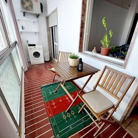 Charming Avenue Apartment *